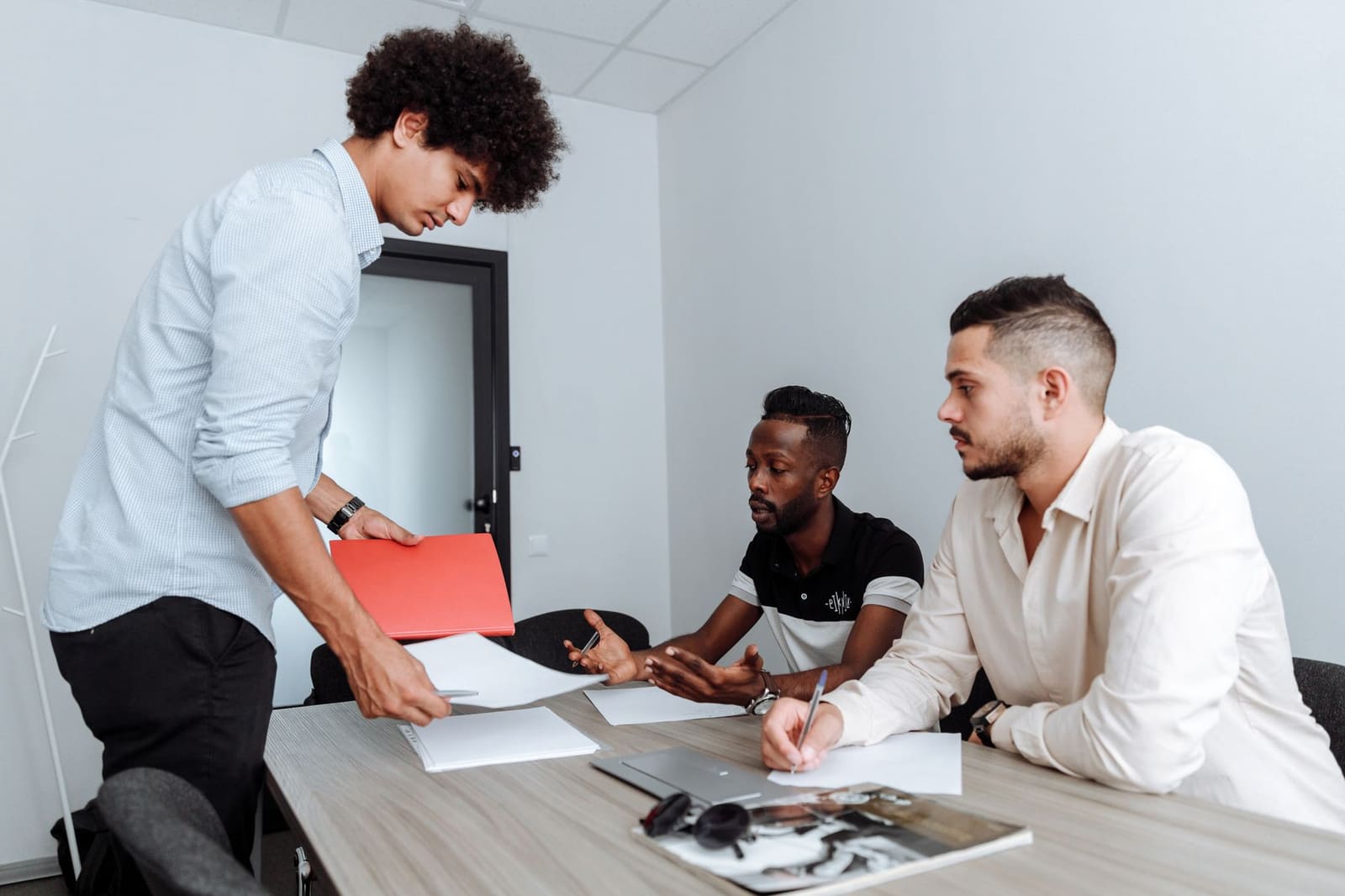 Déclarer sa flamme à un collègue de travail : étapes clés.